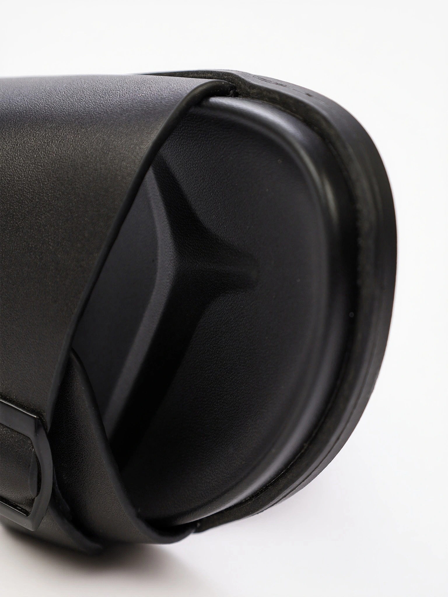 Сланцы черного цвета на низкой подошве